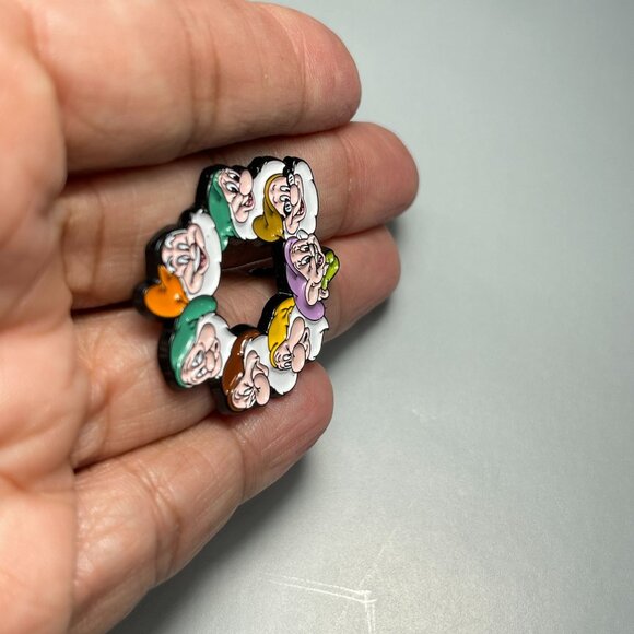 Seven Dwarfs Wreath Lapel Pin Snow White Princess Pin Badge Brooch Jewelry - Picture 2 of 8